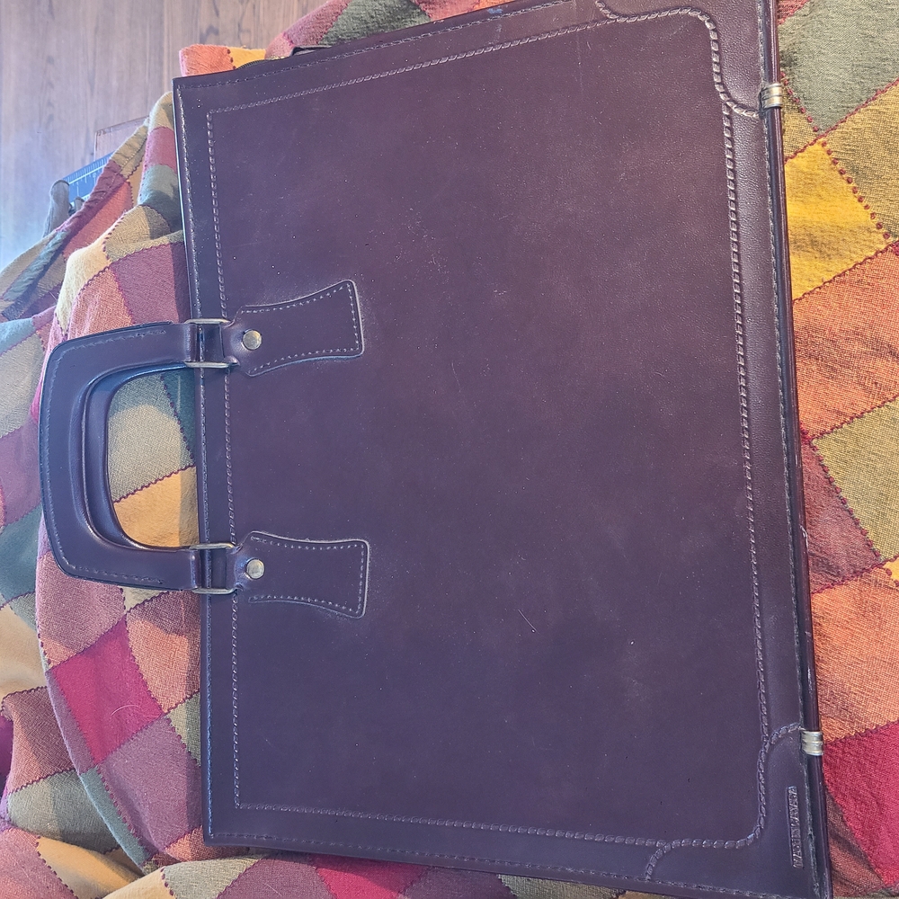 Elegant Brown Leather Attachè Briefcase With Zip, Made In Canada